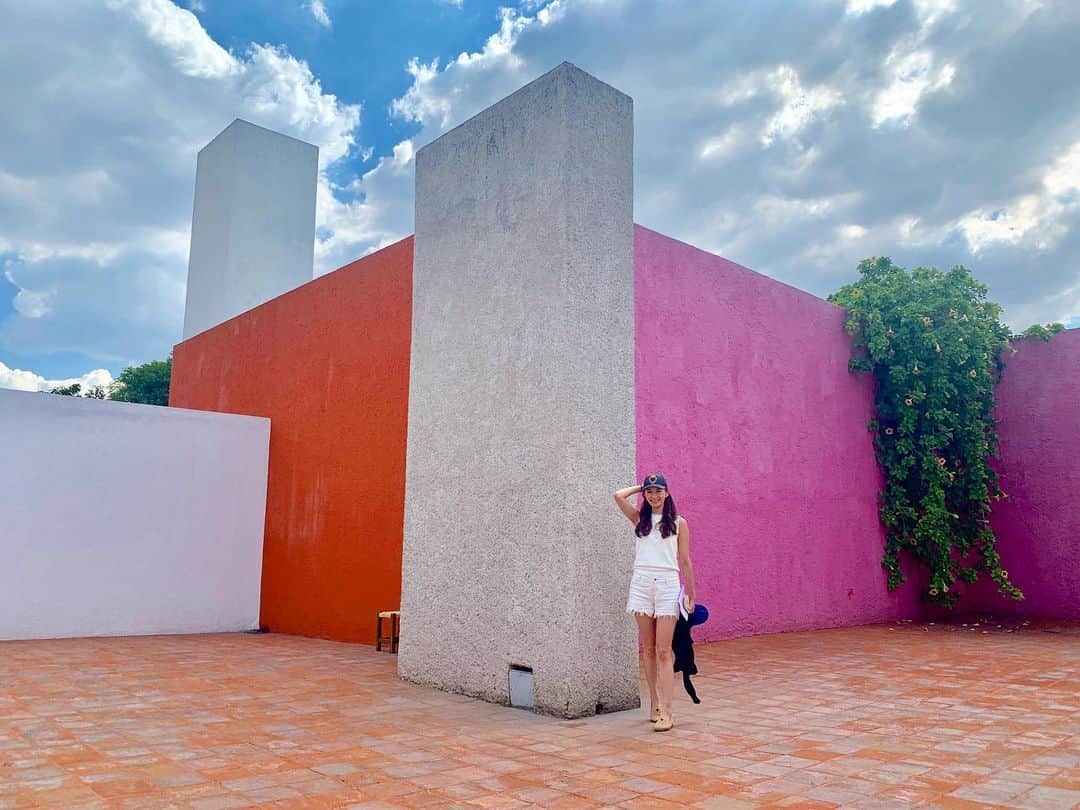 平山美春さんのインスタグラム写真 - (平山美春Instagram)「メキシコの偉大な建築家🇲🇽ルイス・バラガンの自邸へ💡 . メキシコに来た理由はこれが一番と言っても過言じゃないくらい来たかった場所❣️ 晩年まで過ごしたこの家で、随所にバラガンの実験が見られるのと、バラガンの孤独がひしひしと感じられる場所でした。 行ってみないと分からない事もたくさんあった💡本当に行ってよかった✨ . #luisbarragan #luisbarragán  #mexicocity #mexico  #archi #architecture  #trip #travel  #ルイスバラガン #メキシコ」8月10日 19時19分 - miharuhirayama