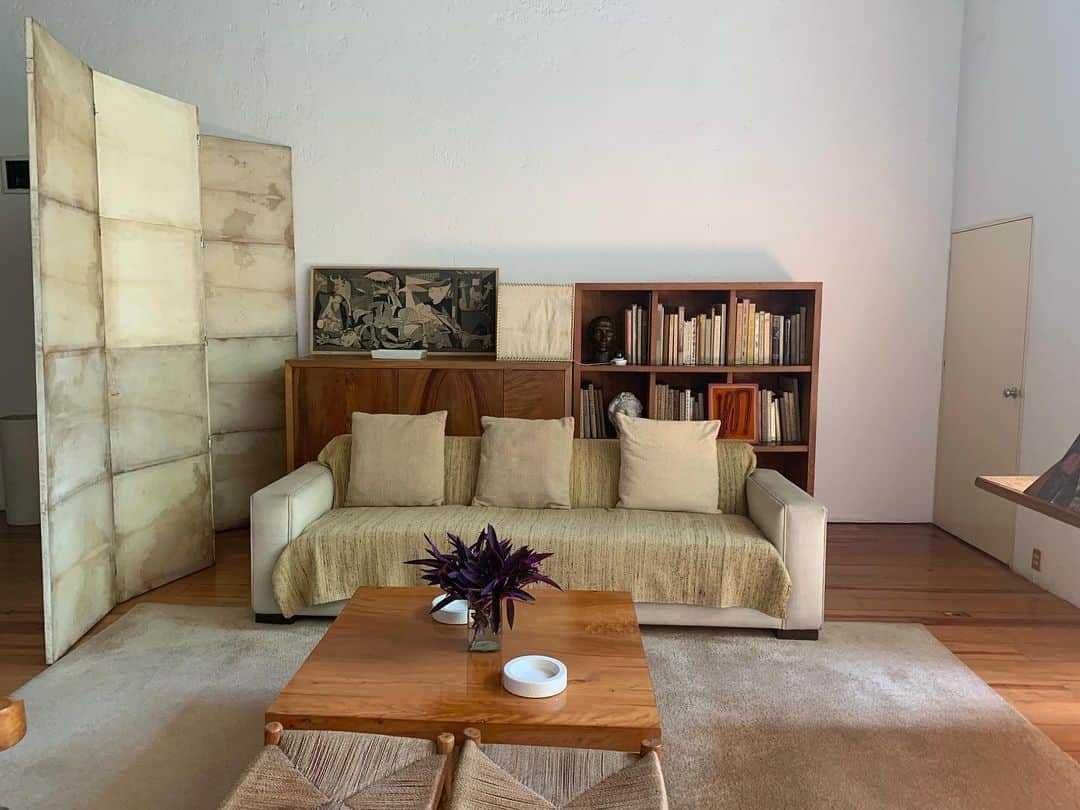 平山美春さんのインスタグラム写真 - (平山美春Instagram)「メキシコの偉大な建築家🇲🇽ルイス・バラガンの自邸へ💡 . メキシコに来た理由はこれが一番と言っても過言じゃないくらい来たかった場所❣️ 晩年まで過ごしたこの家で、随所にバラガンの実験が見られるのと、バラガンの孤独がひしひしと感じられる場所でした。 行ってみないと分からない事もたくさんあった💡本当に行ってよかった✨ . #luisbarragan #luisbarragán  #mexicocity #mexico  #archi #architecture  #trip #travel  #ルイスバラガン #メキシコ」8月10日 19時19分 - miharuhirayama