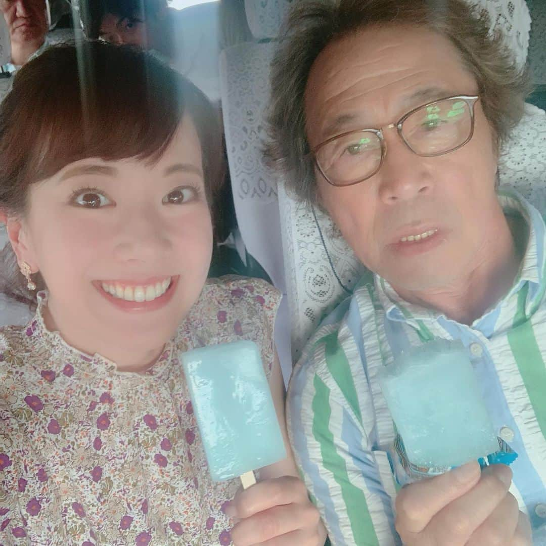 新垣泉子さんのインスタグラム写真 - (新垣泉子Instagram)「鉄矢さんとガリガリ君！  鉄矢さんはガリガリ君(ソーダ味)が大好きなんだそうです！今日はすこぶる暑かったので、終わったらみんなでガリガリ君を食べよう！と約束をしていました(^^)☆ 冷たくて生き返る〜(o^^o)♡ #ももち浜s特報ライブ  #鉄矢がゆく！ #鉄矢がゆくロケ #武田鉄矢 さん #ガリガリ君 #がーりがーりーくん #がーりがーりーくんがーりがーりーくんがーりがーりくーん  #つい歌いたくなる #今日のご褒美 #tnc #アナウンサー」8月10日 19時30分 - motoko.arakaki