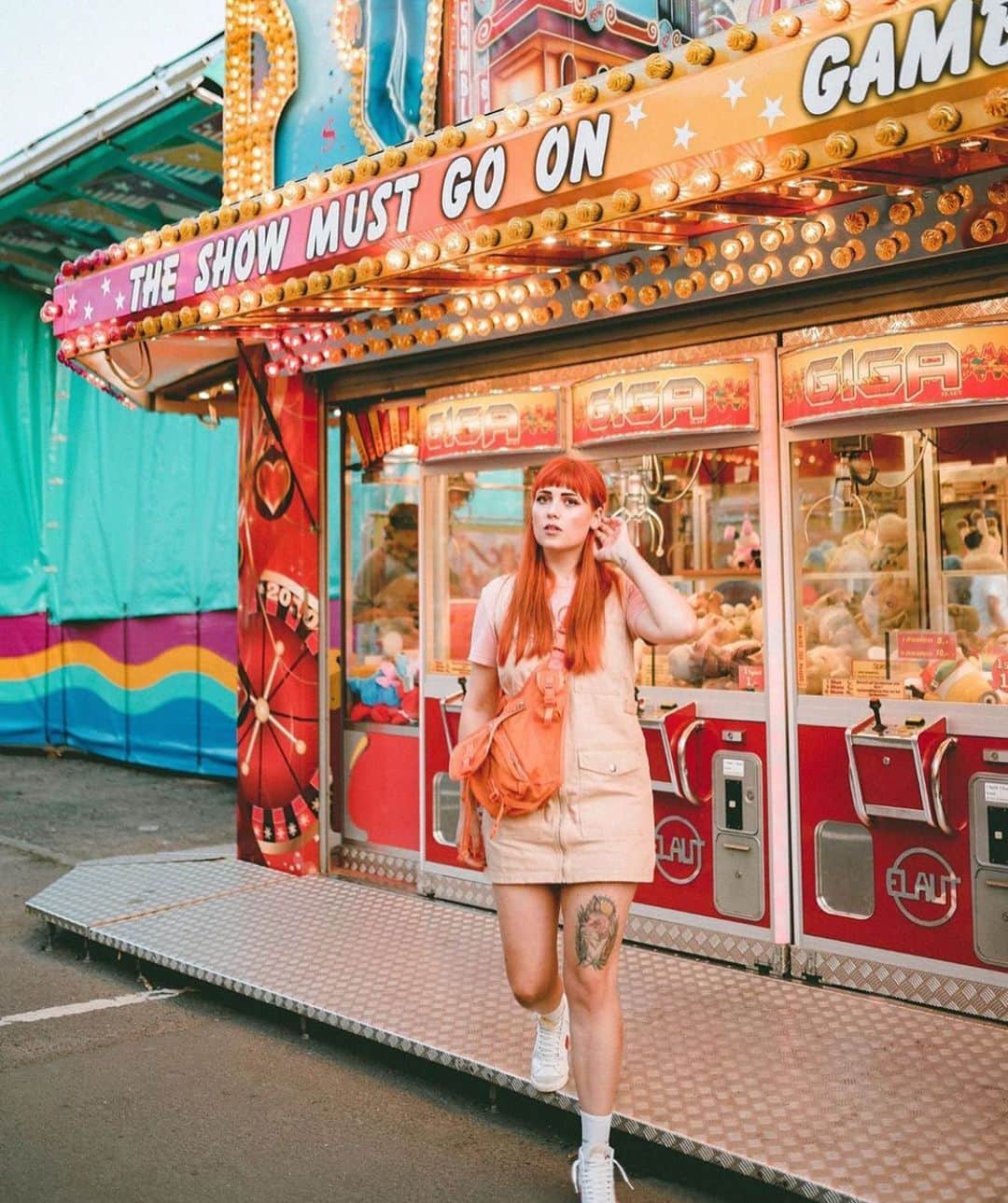 ジョージジーナ&ルーシーのインスタグラム：「@malinaflorentine with our „Pu$h Her“ in colorway: Pumpkin strong 🧡 • • • • • • #georgeginalucy #berlin #summer #outfit #fashion #streetwear #streetfashion #streetstyle #pink #pastel #hypebae #hsstyle #highsnobiety #35mm #vsco #tumblr #tumblrgirl #pastelgrunge #grungegirl #simplefits #baesmentapproved #wiwt #sunglasses」