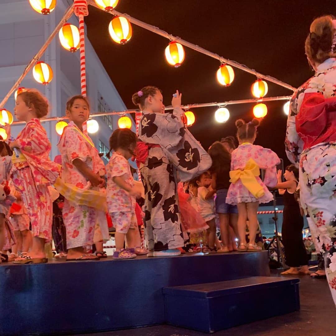 バイリンガル3兄妹さんのインスタグラム写真 - (バイリンガル3兄妹Instagram)「盆踊り ザ！日本の夏！って感じでテンション上がった♡ ・ １つ前の投稿に書いたけれど。 お華さんの「だめー！」事件。 ・ 昨日の盆踊り行く前にもちゃんとおはなにお話ししたから、比較的お友達と仲良く遊べたかな♡ ・ やっぱりこまめに教えてあげないと忘れちゃうのか… ・ ちゃんといちいち 「そういう時はなんて言うとよかったんだっけ？」とか「こう言う風に言うとお友達も嬉しいよ」とかちょこちょこ教えてあげると、本人も思い出したように頑張って優しく遊ぼうとしてる。 ・ この調子で少しずつ良くなっていくといいな…きっと先は長いけど…😂」8月10日 19時34分 - yucgram