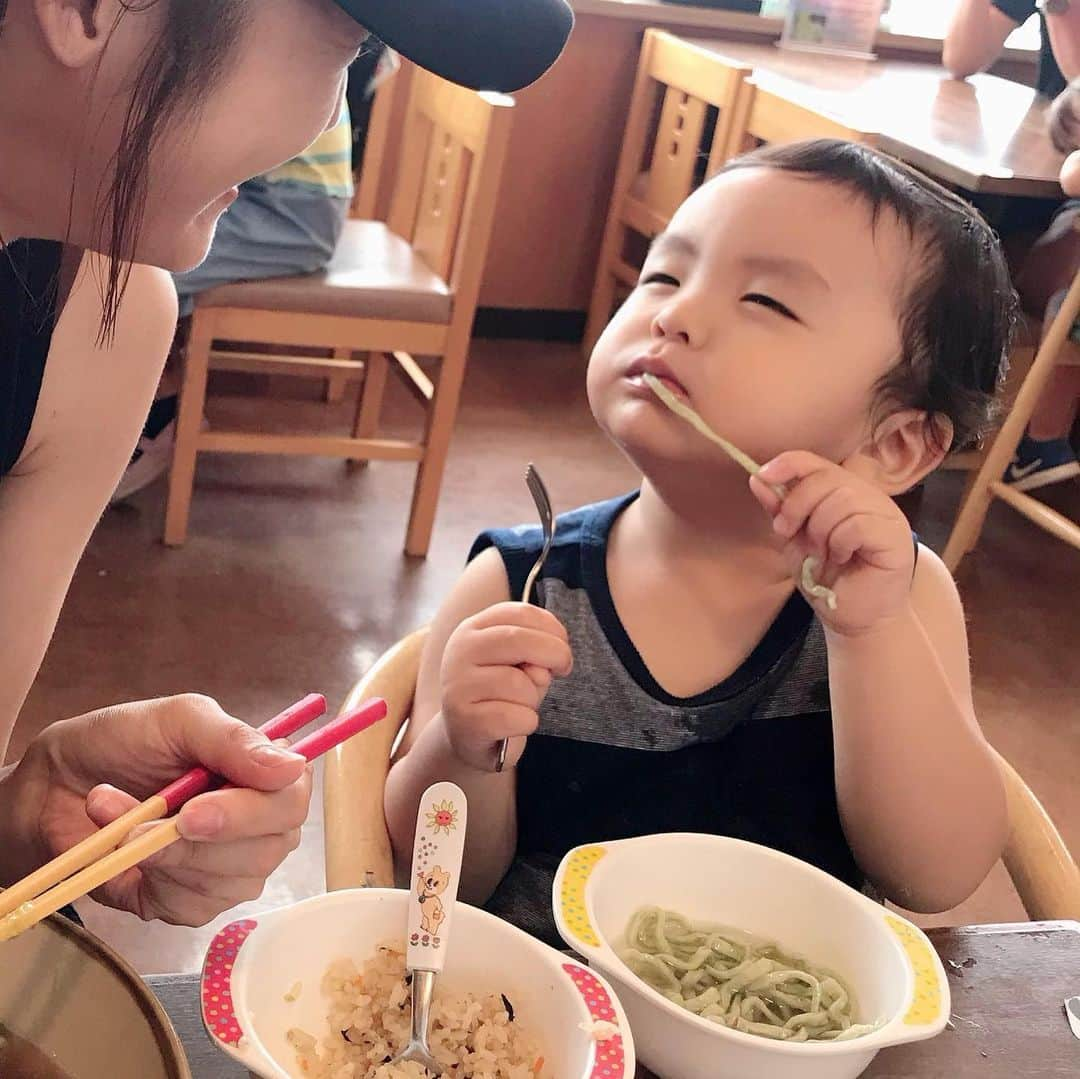 大西暁子さんのインスタグラム写真 - (大西暁子Instagram)「沖縄そばの美味しさに衝撃を受ける😂﻿ ﻿ #夏休み #沖縄そばへの表情無限大 #なんだこれ #うんまー♡的 #毎日のように食べたよ #んまんま」8月10日 19時35分 - akiko_onishi11