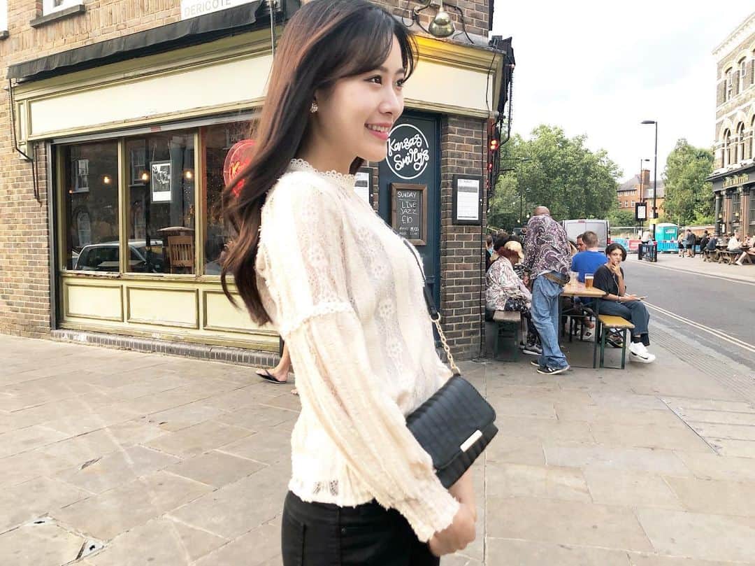 のインスタグラム：「今日は風が強い😳 It's windy today!🌬 #ootd #london #일상 #오오티디 #패션 #패션스타그램」