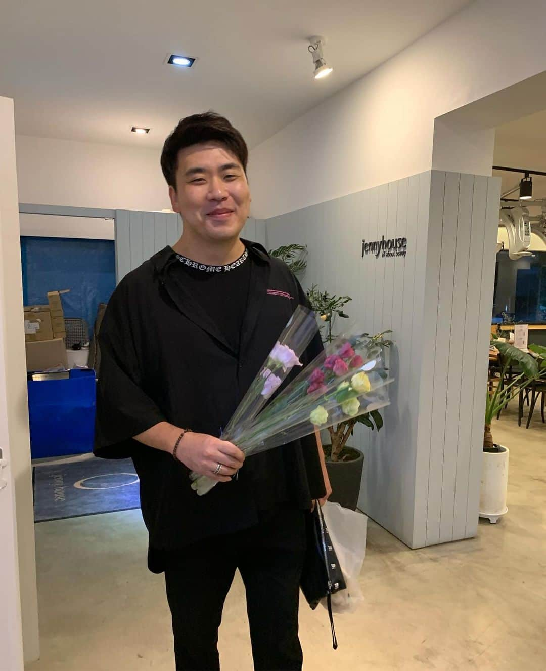 キム・スヒョンさんのインスタグラム写真 - (キム・スヒョンInstagram)「my manager J.Bo picked up some flowers for me and my crew on the way to our shoot today. sweet one 💐  여자 넷이랑 드라마 촬영 다니는 우리 보운 매니저. 길가다 이쁜 꽃 보고 사왔단다~ 마음이 꽃같네💐  @j.bo_woon」8月10日 19時44分 - claudiashkim