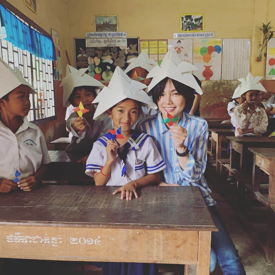 相川七瀬さんのインスタグラム写真 - (相川七瀬Instagram)「今日の授業がたまたま、算数の 空間の単元。 兜の模造紙が正方形のものだったのでみんな目を輝かせていました。 さらに教えた時の、分かった！！ 出来た！！という子供たちの顔がたまらない😂😂 子供たちにいっぱい元気を もらった一日でした。  #カンボジア #子供は世界の宝物 #明日も続く」8月10日 19時46分 - nanasecat
