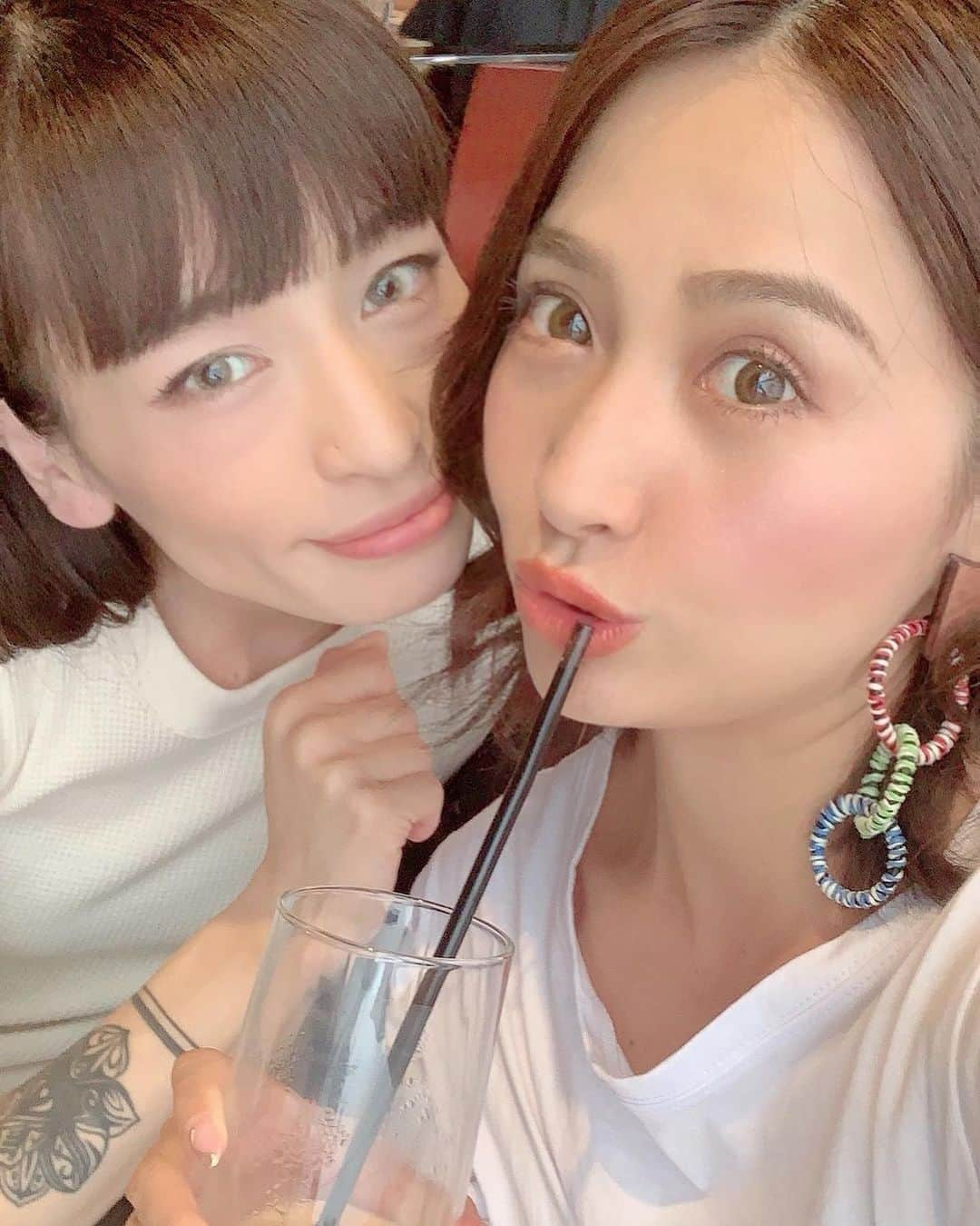 水野佑香さんのインスタグラム写真 - (水野佑香Instagram)「遠藤裕美ちゃん&こんちゃんとランチ🍴💕﻿ ﻿ 数年ぶりに裕美ちゃんに会ったけど﻿ 全然変わらんなぁ〜☺️﻿ ﻿ ﻿ でもママトークすると﻿ ちゃんとママしてるんだなって﻿ 感心しちゃう場面がいっぱいだったな✨✨﻿ ﻿ ﻿ 令和になろうが、時間が経とうが、﻿ 話し出したら止まらないこの感じ💕﻿ ﻿ やっぱりeggの絆ってアツい💕﻿ ﻿ ﻿ #egg #水野祐香 #youtuber #model #director #editer #ワーキングママ #ママ  #アラフォー  #アラフォーモデル #39歳 #加齢に負けず華麗に生きる ﻿ ﻿」8月10日 19時50分 - mizuno_yuka