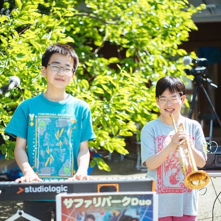 soarさんのインスタグラム写真 - (soarInstagram)「【NEW!!!✨】「そもそも琴ちゃんに障害があるということを気にしたことがないんです。ぼくにとって琴ちゃんは、ちょっと抜けているところがある、おもしろいお姉ちゃんですね」 二十歳の琴音さんと高校生の郷詩さんによる、姉弟のジャズユニット「サファリパークDuo」。2010年から横浜市内を中心に、これまでに600回近くライブを行ってきました🎺 琴音さんには、生まれつき知的障害があります。これまでの二人の歩みや、障害の捉え方、ご家族の思いなどを、琴音さんと郷詩さん、そしてご両親のおさむさん、由美子さんに伺いました。 ・ ・ 「ステージに立ったら障害の有無は関係ない。思い切り楽しむだけ。知的障害のある姉と弟のジャズユニット『サファリパークDuo』」 https://soar-world.com/2019/08/08/safariparkduo/ ・ ・ 「soar(ソアー)」は、人の持つ可能性が広がる瞬間を捉え、伝えていくメディアです🕊✨☘ https://soar-world.com/ ・ ・ #soar_world #きょうだい #サファリパークduo #家族 #知的障害 #障害 #特別支援学校 #演奏 #ジャズ #音楽 #トランペット #ピアノ #養護学校 #コミュニケーション #ライブ #音大 #楽器 #ステージ #可能性 #親子 #就職 #企業 #福祉施設 #横浜ビール #驛の食卓 #場面緘黙 #緘黙 #合唱部 #伴奏」8月10日 19時52分 - soar_world