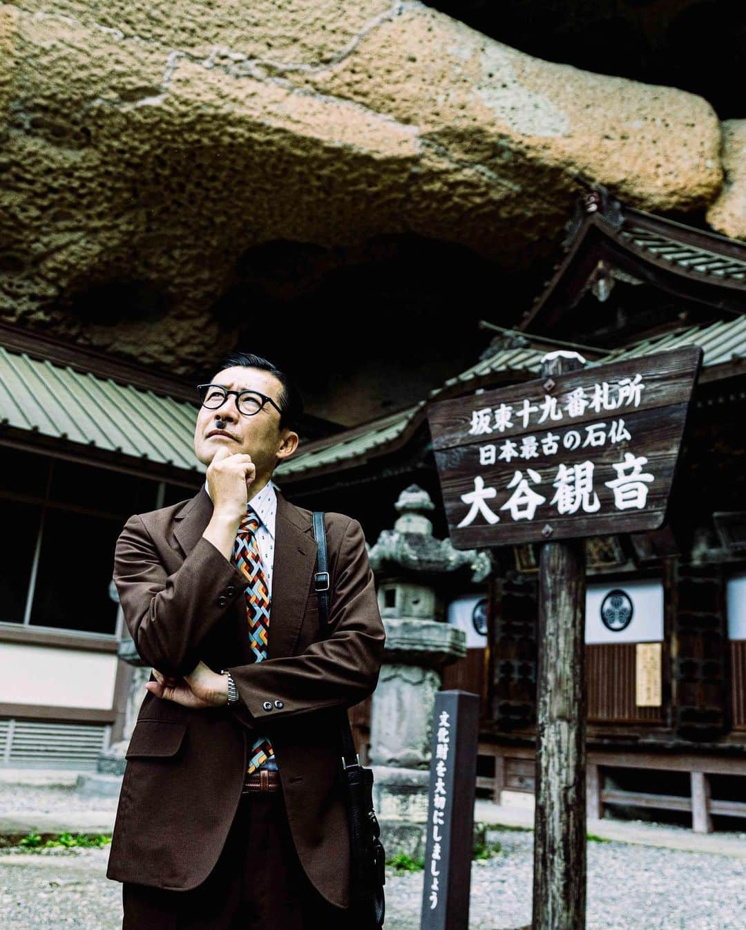 岩井ジョニ男さんのインスタグラム写真 - (岩井ジョニ男Instagram)「「岩井ジョニ男の週末旅スタ」は日本遺産をめぐる旅を始めます。「日本遺産」とは文化庁が推進する、各地域の有形・無形の文化財群を、広く発信する取り組みのひとつ。初回にお送りするのは、宇都宮の大谷石の物語。  1) 平和観音像 大戦の戦没者供養と世界平和を祈って建立された高さ27メートルの観音像。巨大仏の制作には大谷の石工達の尽力がありました。  2) 大谷寺 大谷寺には弘法大師の作と伝えられる大谷観音がまつられています。最新の研究ではバ―ミヤン石仏との共通点が見られることから、実際はアフガニスタンの僧侶が彫刻したものと考えられています。大谷石の物語はシルクロードへと繋がるのです。  3) ミナミ食堂 南宇都宮駅近くにあるミナミ食堂はまさに「昭和の食堂」といった趣あるお店。とにかく愛想のいいご婦人たちの接客も魅力の一つです。  4) 春木屋 戦後まもなく二荒山神社前に店を構えたという甘味処の名物は巨大大福。進駐軍に教えてもらったレシピをもとにしたといわれるカレーライスも名物です。  #岩井ジョニ男 #iwaijonio  #jonioIwai #岩井ジョニ男の週末旅スタグラム #週末旅スタ #ジョニスタグラム #jonistagram  #japanheritage #日本遺産 #宇都宮 #大谷石 #oyastone  #大谷石文化 #大谷観音」8月10日 20時06分 - iwaigawa_jonio_iwai