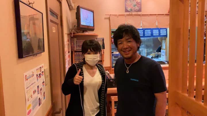 スーパーナブラのインスタグラム：「． ． NABLA-JAPANとSUPERNABURA 「ナブラ」をどう英語表記するかで 見解が分かれておりますが ライバル社ではないですよ😅 大好きなマグロハンターです😊 ． 次は一緒の船に乗って ナブラを追いかける約束をしたので おたのしみに⚡️ ． ． ⚠️マグロプレゼント締め切りました⚠️ ⚠️マグロプレゼント締め切りました⚠️ ⚠️マグロプレゼント締め切りました⚠️ ． ． 🐟お知らせ🐟 釣ったマグロをプレゼントする動画を 20時15分までにYouTubeに投稿するので ぜひ動画を見て応募してくださいね💕 ． 🐟🐟お知らせ🐟🐟 YouTubeの最新動画にあるキーワードを Instagramのこの投稿のコメント欄に 書いてくださった先着30名さまには わたしより「当選」とご返信いたしますので 24時間以内にInstagramのDMにて マグロのお送り先とご希望の配達指定時間をお知らせくださいませ ． 「当選」のご返信と同時に フォローさせていただきます🙇‍♀️ ． 🐟🐟🐟お知らせ🐟🐟🐟 帰宅しました✨ 明日からマグロ解体して発送します！ ． 全部解体してみないと お一人様どれくらいの量になるか まだ未定です😅 30個の発泡スチロールに分けてから 送り状を貼る予定のため コメントの順番と中身のクオリティは 関係ありません🙏 ． YouTubeからスーパーナブラで検索か Instagramの自己紹介欄中のURLから！ ． #鈴木斉#佐藤偉知郎#SOULS#青森#マグロ #東北#風景#海#温泉#旅館#ホテル#和食 #グルメ#露天風呂#足湯#GW#車中泊 #景色#釣り#ブラックバス#バス釣り #発見#おでかけ#女子旅#ツーリング#魚 #自然#釣り#釣りガール#YouTube」