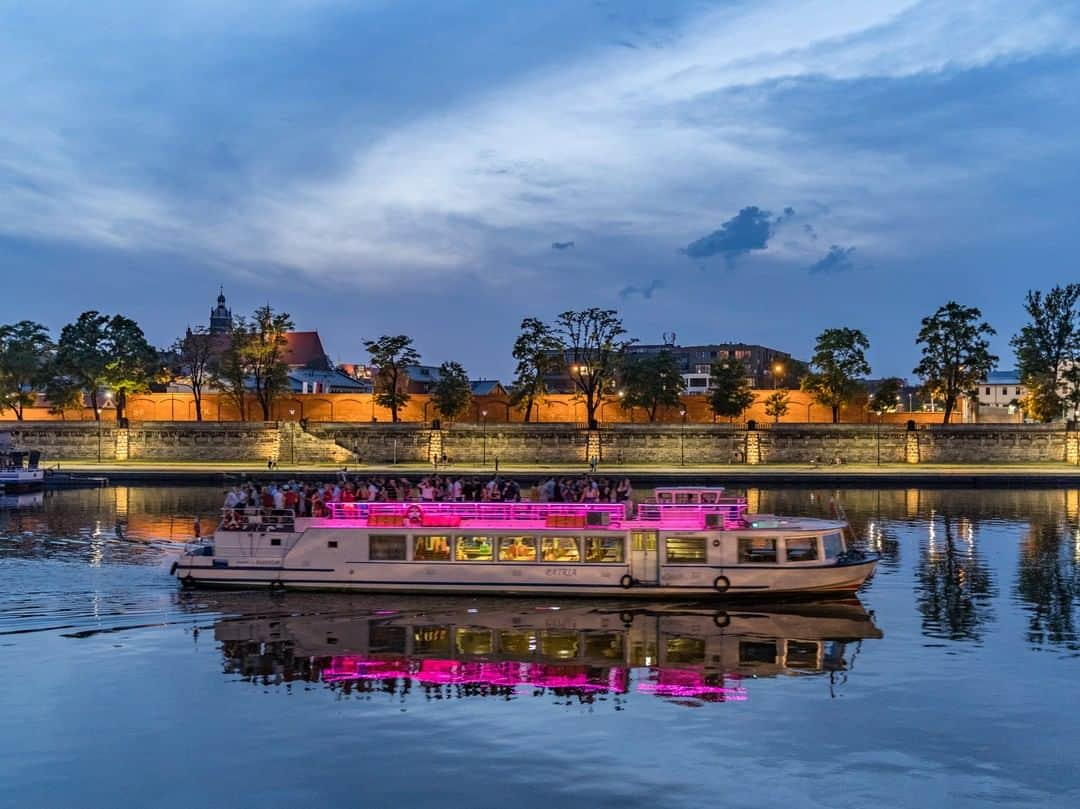 ルフトハンザさんのインスタグラム写真 - (ルフトハンザInstagram)「Setting course for the weekend – just like the city, Kraków’s nightlife is colorful, varied and lively. #Lufthansa #CityOfTheMonth #Kraków」8月10日 20時01分 - lufthansa