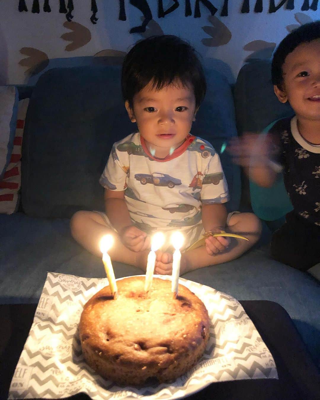 橋田昌実のインスタグラム：「8月10日 とうま3歳の誕生日👦🏻❤︎﻿ ﻿ ﻿ はやたがとっても嬉しそうw﻿ ﻿ ﻿ これからもマイペースにすくすく育ってね❤︎﻿ ﻿ ﻿ ﻿ ﻿ #3歳 #誕生日 #イヤイヤ期 #ほんとすぐ泣くw #話しかけてもほぼ無視されるんやけどなんとかならんのかな😇w」