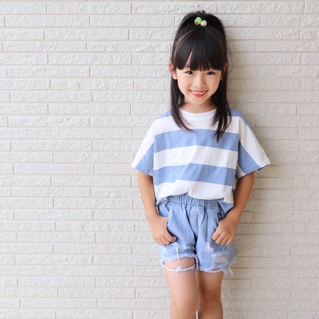 Akiのインスタグラム：「8/10 ・ めっちゃアクティブに 外で遊びそうな雰囲気醸し出してるけど 実際は家でDVD鑑賞が好きな インドアな人コーデ👖← ・ ・  @urbancherry_ のお洋服 相変わらず良心的なお値段&2点セット☺️✌︎ (推定身長110cmで110サイズ着用) ・ ヘアゴムは  @chirp_terrace の シュワシュワ クリームソーダ🍈🍨 ・ ・ めっちゃどうでもいい話なんだけどさ 私ってめっちゃ剛毛なのね👩🏻 ・ その中でも特に 「え？何これ？ほんとに髪の毛？」 的な明らかに髪質が異常っていうか 硬いやつが数本いるわけ ・ ・ んでさ 今日めっちゃ足の裏痛くて 水膨れでも出来てんのか？ってぐらい 歩くたび痛くて ・ よく見たらさ その異常な髪質の1本が 足の裏に刺さってるの🦶 ・ #髪の毛が足の裏に刺さった人と繋がりたい ・ ・ 無事抜いたけど くっそ痛かったって話 そしてこの気持ちを誰かに共感してほしいって話← ・ ・ ・ ・」