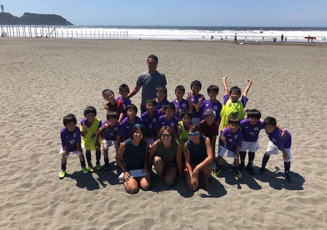 浦田景子のインスタグラム：「朝の7時半に埼玉からマイクロバスで来てくれた子供達。 （FC INFINITO U-12）⚽️ 砂の上で身体を動かす事を楽しんでくれました！めちゃくちゃ可愛かった♡次回は9月！  #beachvolleyball#soccer #サッカー少年#fcinfinito#cpfu」