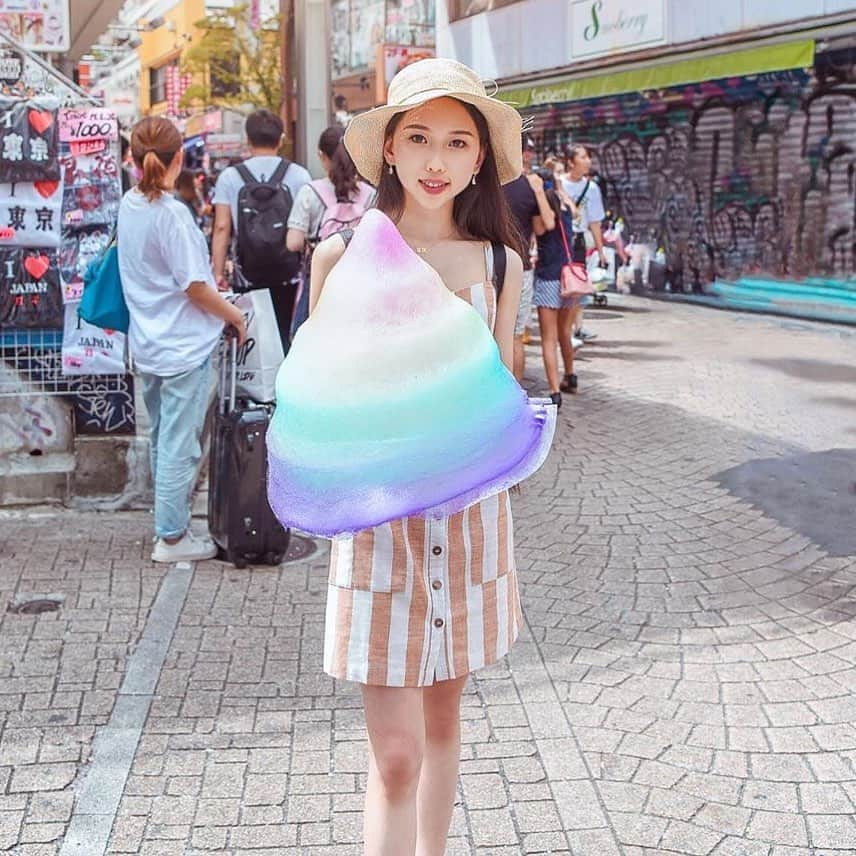 TOTTI CANDY FACTORYのインスタグラム：「🌈👒 Thank you for coming! ご来店ありがとうございます😍 Photo by: @apricot.annie #repost  #totticandy  #totticandyfactory  #rainbowcottoncandy #tokyo #harajuku #instagood」