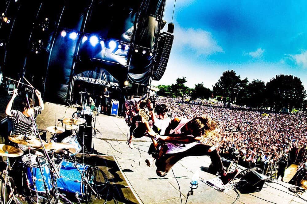 辻村勇太のインスタグラム：「ROCK IN JAPAN FESTIVAL 2019 @ 国営ひたち海浜公園  Photo by @hamanokazushi  #blueencount  #bassist #ロッキン #ありがとうございました #素晴らしい景色でした #今日も暑かったから帰ったらクールダウンしてね #おつとぅーっす」