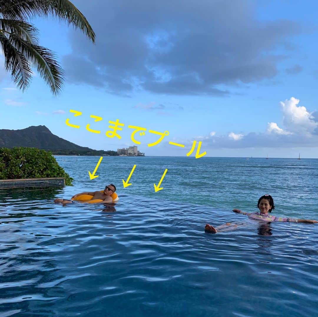 揚田亜紀のインスタグラム：「#ハワイ大人気プールついに入った！ #昨年、全米ベスト・ホテルプール10」の投票で第1位 #シェラトン・ワイキキの「インフィニティ・エッジ・プール」年齢制限、娘は待機 #今回はシェラトンに宿泊中！ #水面と海がひとつになる錯覚 #絶景を眺めてゆったり癒される、最高のリゾート体験! #海とプールの境目分かります? #ところで眉毛を油性ペンで書いてるのも分かります?  #2歳#2歳児#からて#空手キッズ#女の子ママ#育児 #育児日記#港区#港区ママ#インスタ映え#baby#cute#cutebaby＃ハワイ＃インフィニティエッジプール」