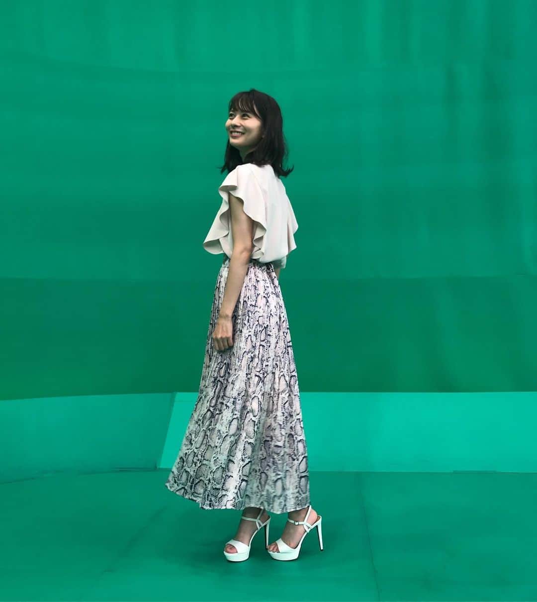 高見侑里さんのインスタグラム写真 - (高見侑里Instagram)「◡̈♥︎ そして今日のBS11の衣装は トップス＆スカート…#NOSTALGIA ピアス…#STELLARHOLLYWOOD * では皆さん、すてきな週末をお過ごしください♡」8月10日 20時11分 - yuri_takami_official