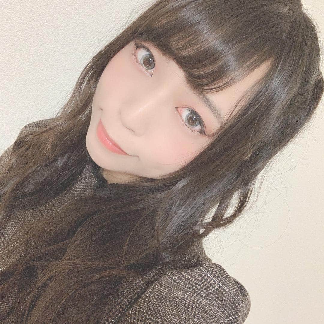のインスタグラム：「今日はカラコン変えてみた(∩´﹏`∩)﻿ お人形さん顔に生まれたい人生でした。﻿ ﻿ ﻿ #自撮り#自撮り女子 #ヘアメイク #撮影会 #撮影会モデル #グラドル自撮り部 #グラドル #メイク #selfie #アイメイク #LARME #EATME #eatmejapan」