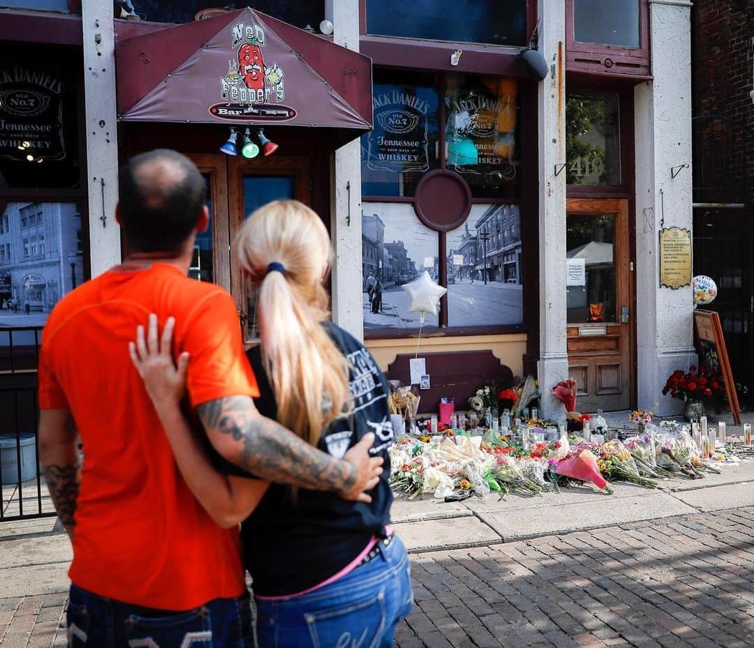 NBC Newsさんのインスタグラム写真 - (NBC NewsInstagram)「Mourners pause at a makeshift memorial where 9 people were killed in #Dayton, Ohio, early Sunday. Read about the victims at the link in our bio. . 📷 John Minchillo / @apnews」8月7日 0時38分 - nbcnews