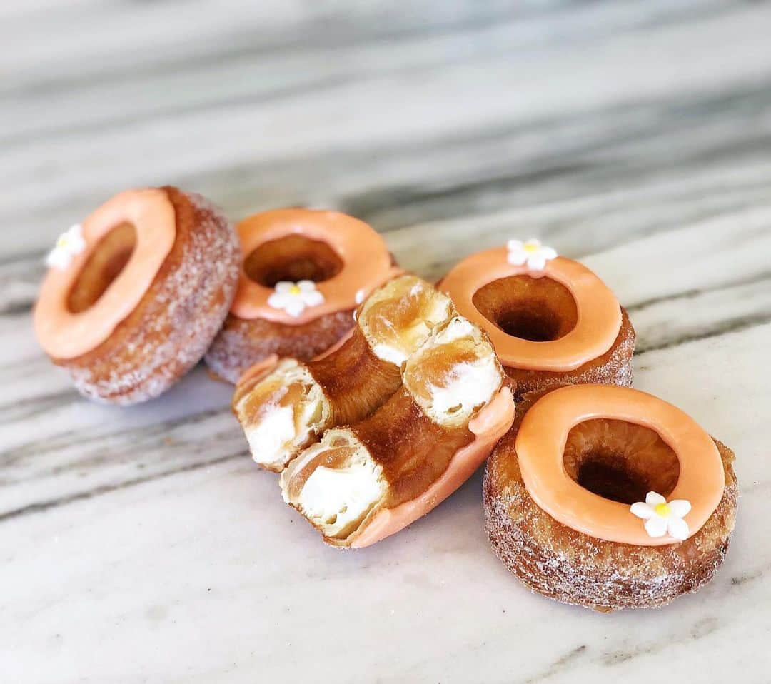 DOMINIQUE ANSEL BAKERYさんのインスタグラム写真 - (DOMINIQUE ANSEL BAKERYInstagram)「LA’s Peach Jasmine Cronut® for August, filled with homemade peach jam and creamy jasmine ganache. @dominiqueansella @thegrovela」8月7日 0時38分 - dominiqueansel