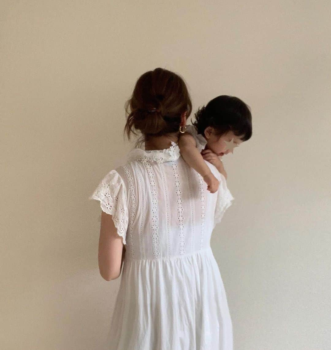 菅谷梨沙子さんのインスタグラム写真 - (菅谷梨沙子Instagram)「娘、1歳5か月に🌻 ここ最近はというと、どこで覚えたの？っていうのが2つあります。 ひとつは、とぼける技。笑 イタズラして私がこれダメだよ！って怒ったり、これ何だろうね？って聞くと、首を傾げて ん？って言います。笑 ふたつめは、椅子に座る時や何かを持ち運ぶ時に”おいしょ、おいしょ”っと。 私言った事ないんだけどな…。笑  娘がする事が最近面白くて可愛くて、カメラにそれを収めたいのに間に合わず…記憶に残す事が多々。 babyからすっかりkidsになってきてやっぱり寂しい…でも元気に成長してくれて嬉しい。 あ〜、まだまだこれからこんな矛盾した思いをしていくんだろうなぁ😂☁️ . . #1歳5ヶ月#女の子#女の子ママ」8月6日 23時07分 - risako_sugaya