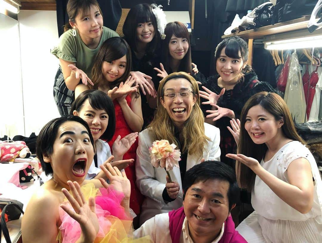 中村愛さんのインスタグラム写真 - (中村愛Instagram)「🎤♡ ・ ・ ・ 今日は #そっくり館キサラ でした(^^)❣️❣️ 美女と #セニョール玉置 さんという日でした☺️💜 てかやばいぞ！この女子の中でだいぶ芸歴が長い…ぞ。私💦泣 #一生アイドルだもん #中村愛 #ものまね」8月6日 23時07分 - nakamuramura_ai