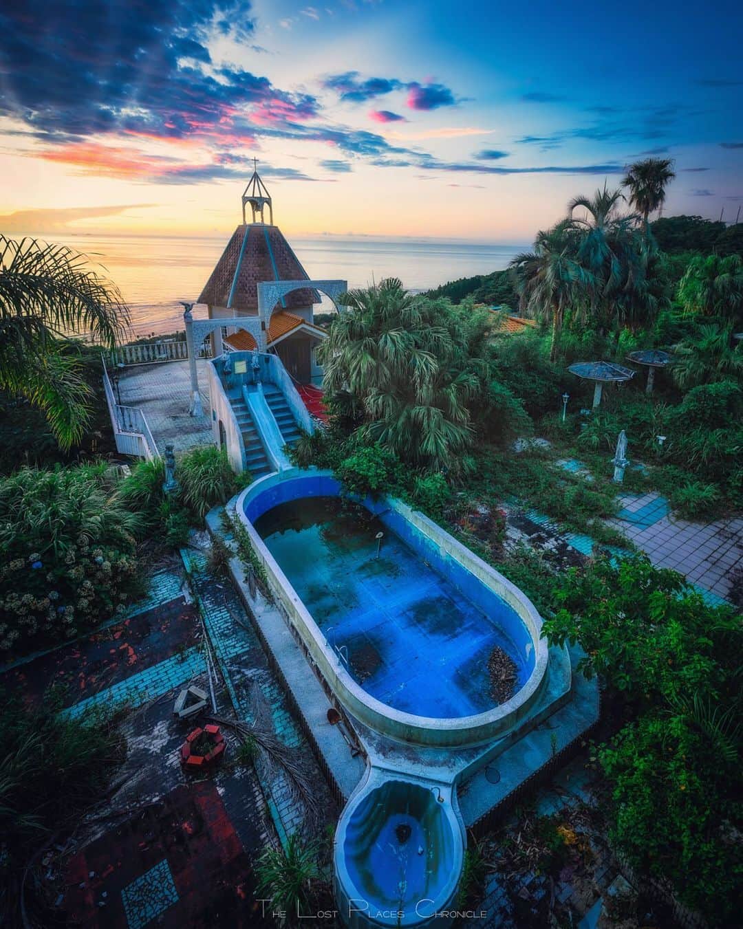 啝 （わ）のインスタグラム：「Wedding at dawn 𓆲 𓆲 𓆲 #廃墟 #Abandoned #AbandoniG #allabandoned #abandonedworld #Abandonedafterdark #abandoned_addiction #abandoned_greece #abandon_seekers_ #Abandoned_Excellence #abandonedcentral #beAlpha #discarded_butnot_forgotten #DECAY_iLLife #desertedplaces #ethereal_moods #grime_nation #grime_reapers #GoTrespassing #ig_urbex #Itsabandoned #KINGS_ABANDONED #renegade_abandoned #sombrexplore #urbex_supreme #urbex_regards #urbexplaces #urbex_disciple #urbex_utopia  #japan_urbex」