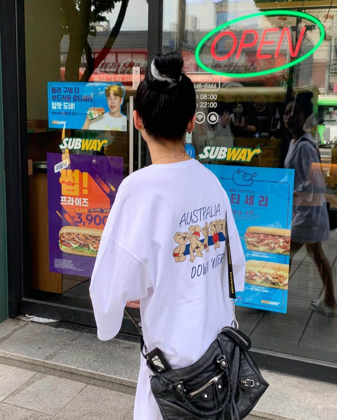 カン・ギョンミンさんのインスタグラム写真 - (カン・ギョンミンInstagram)「촬영 좀 해볼까나 ? 했는데 땀이 ,,;💦」8月6日 23時10分 - kkmmmkk