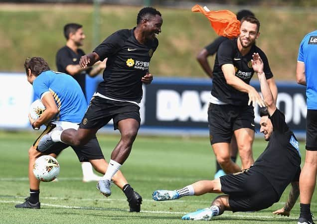 クワドォー・アサモアさんのインスタグラム写真 - (クワドォー・アサモアInstagram)「Run, work, smile ⚫️🔵 @inter  #Training #Team #ForzaInter #Inter」8月6日 23時13分 - asamoahkwadwo