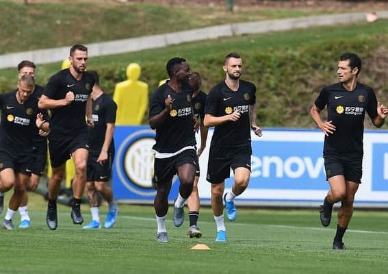 クワドォー・アサモアさんのインスタグラム写真 - (クワドォー・アサモアInstagram)「Run, work, smile ⚫️🔵 @inter  #Training #Team #ForzaInter #Inter」8月6日 23時13分 - asamoahkwadwo