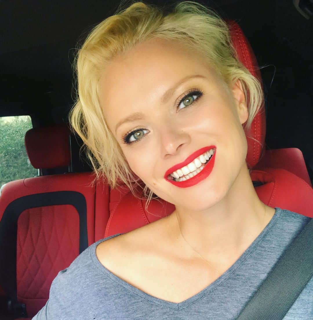 フランツィスカ・クヌッペさんのインスタグラム写真 - (フランツィスカ・クヌッペInstagram)「perfect match ❤️💋✨🚙💄 lipstick and car interior  #enjoylife #everysecond #lipstick #g63amg #redleather #redlips #smile」8月6日 23時17分 - franziskaknuppe