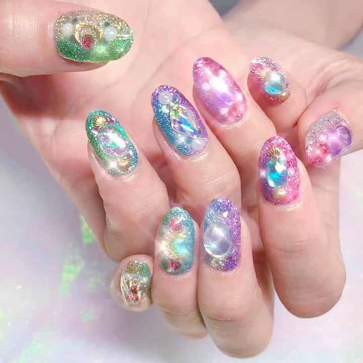 のインスタグラム：「レインボーきらきら🌈 #nail #nails #nailart #ネイル #美甲 #ネイルアート  #clou #nagel #ongle #ongles #unghia #japanesenailart #manucure #네일 #젤네일 #네일아트 #네일리스트 #japanesenails #manicurist #gelnails #グリッターネイル #ラメネイル #glitternails #レインボーネイル #rainbownailg #Aldious #Marina さん」