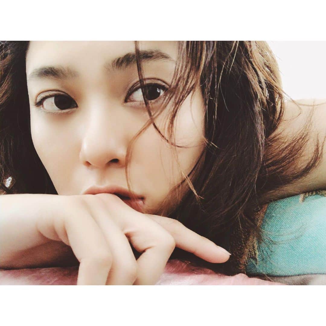金城優華のインスタグラム：「台風接近偏頭痛。﻿ ﻿ ﻿ ﻿ ﻿ ﻿  #金城優華  #皆さん偏頭痛対策どうしてる? #教えてプリーズ」