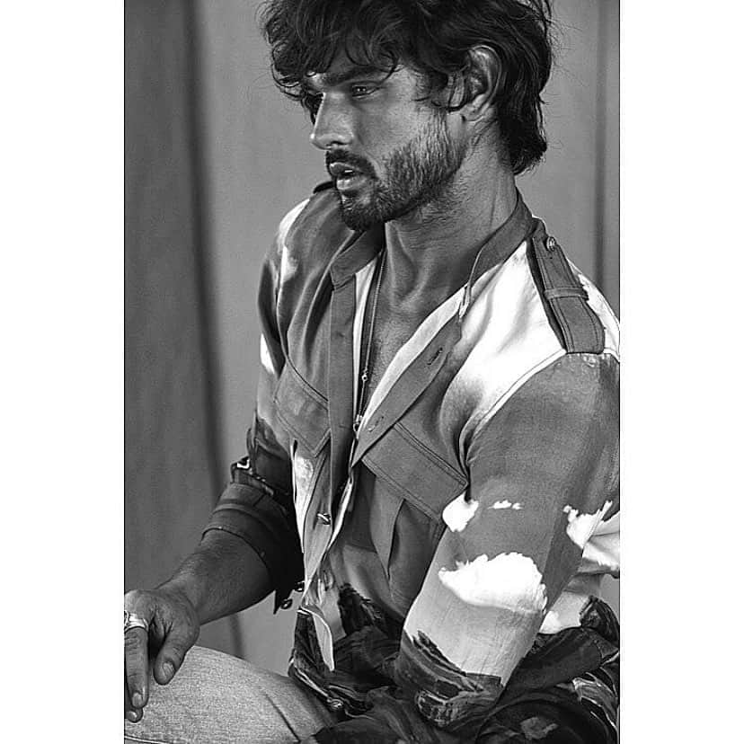 マーロン・テシェイラのインスタグラム：「—- “Vou mostrando como sou e vou sendo como posso. Jogando meu corpo no mundo, andando por todos os cantos e pela lei natural dos encontros, eu deixo e recebo um tanto.” 🎶 #MisterioDoPlaneta 🎵 #NovosBaianos 🎶 —- 🎩...Peace&Light...♻️ —- 📸 by @guillaume.malheiro 💥 #GoodVibesOnly」