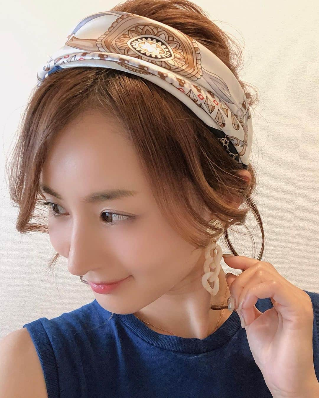 花清まゆこさんのインスタグラム写真 - (花清まゆこInstagram)「このイヤリング、、3coinsで買いました(^^) バンダナはGUです(^｡^) プチプラ大好き♡  夏休み、毎日あっという間に過ぎていきます、、、。 我が家の怪獣兄弟は、 起きた瞬間から、  ママ〜UNOやろー！！ と(-｡-; えーっ、、、ママは朝からそんな元気ないんですけどー、、、。 朝起きて1番にやることがUNOって、、、。 頭の回転が良くなるかしら？笑笑  UNOブーム、早く去ってください、、、。 #fashion #fashionblogger #プチプラ#プチプラアクセサリー #イヤリング#3coins #かわいい #安カワ #男の子ママ #アラフォーママ #ファッション#ファッション好きな人と繋がりたい#gu @gu_for_all_」8月6日 23時30分 - mayuusa610