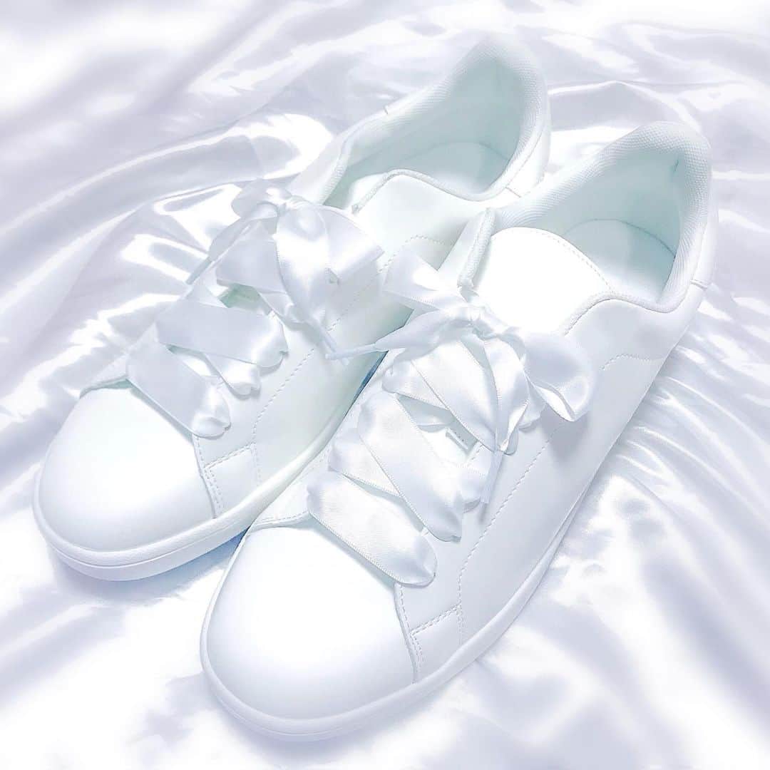 江崎びす子さんのインスタグラム写真 - (江崎びす子Instagram)「GUのスニーカーの靴紐をリボンに変えただけでちょっと天使っぽい靴になる」8月6日 23時31分 - bisukoezaki