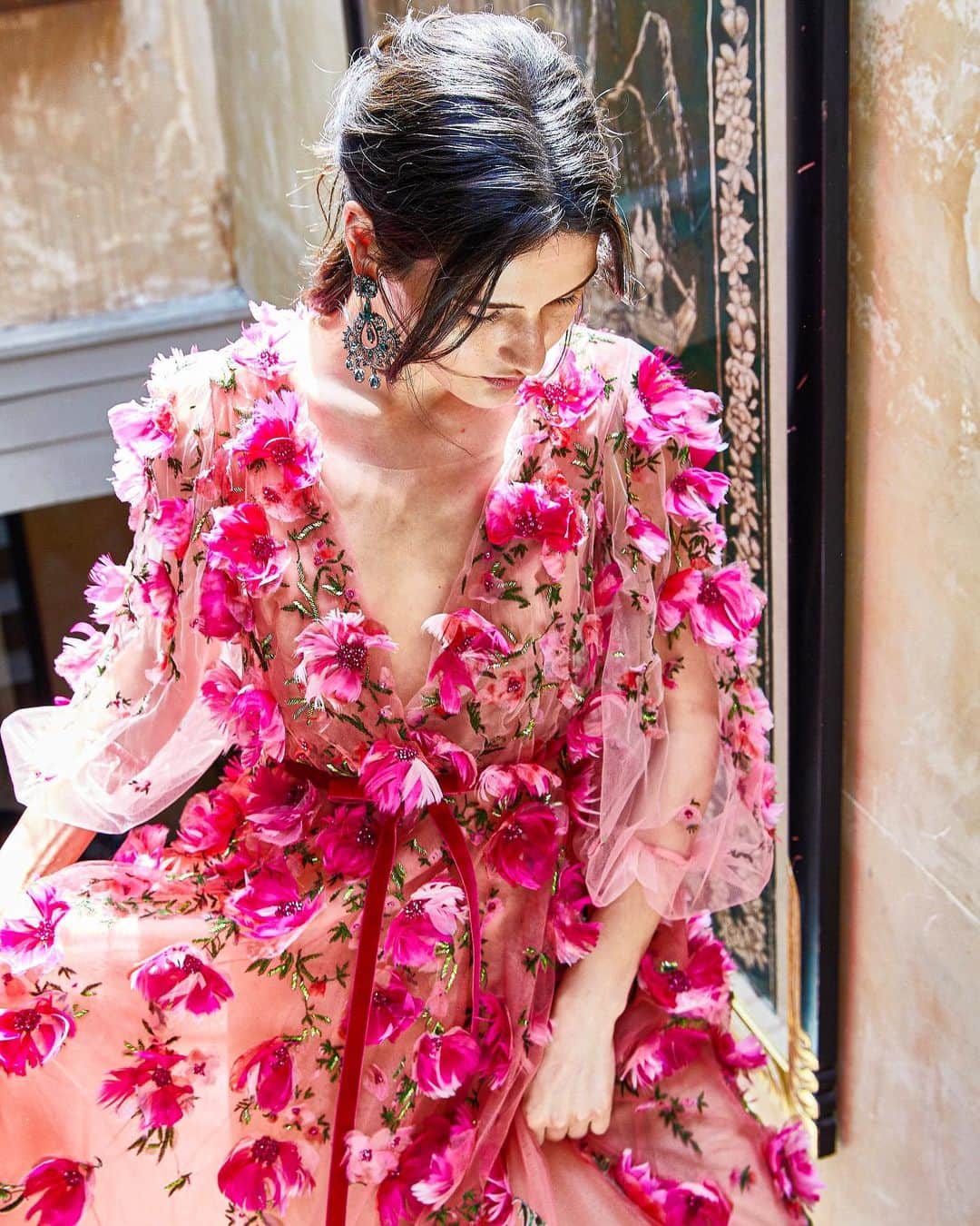 Marchesaさんのインスタグラム写真 - (MarchesaInstagram)「On set with Look 3 from the Resort 2020 Marchesa shoot featuring a magenta ombré tulle v-neck with handmade feather flower and bulge bead embroidery. Shot by @coni.tarallo. #marchesa #re20marchesa」8月6日 23時33分 - marchesafashion
