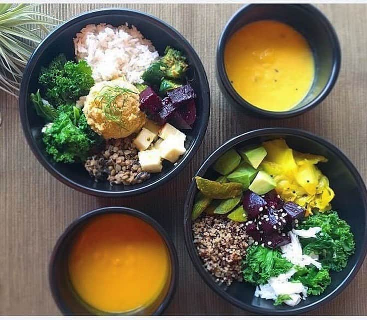 岡清華さんのインスタグラム写真 - (岡清華Instagram)「☝️もうAyurveda Bowlは お召し上がり頂けましたか？  今回のラインナップの紹介🗒✔️ . . #1 穀類 バスマティライス キヌア  #2 たんぱく質 レンズ豆とヒジキ ひよこ豆のフムス  #3 オーグメンティング野菜 (滋養を与える甘みのある野菜) ビーツ アボカド ズッキーニ  #4 エクストラクティブ野菜 (排出を促す苦味のある野菜) ケール キャベツ オクラ  #5 スープ キャロットジンジャースープ イエロームング豆のスープ  #1〜5までを一つずつお皿に盛り付けるのがもっともオススメの食べ方です。  それぞれのこだわりポイント、効果、効能については詳しく随時更新していきますね！  今日は、大事にしたいことを一つ。 . . "いただきます" "ごちそうさまでした"  日本ならではのを合わせて感謝の意を示す合唱。これは、作り手に対してだけでなく、口に運ぶまでにこの食べ物達が通ってきたルーツ、その全てに感謝をするということなのです。食材を作ってくれた生産者さん、運んでくれた人、作ってくれた人…  そして何よりも、生命を頂くことに感謝します。この食べ物の生命を私の生命にさせて頂きます。  これから私達が最も注意して食べるべきは、カロリーでもなく、ビタミンでもなく、ミネラルでもなく…生命だと思うのです。  私達の命を、そして本来の人間の潜在的な能力を呼び戻すために、過酷な修行や、無理な運動や、苦しい食事制限なんて必要ありません。  生命を、そして生体機能を持続する為には、生命を、生きているエネルギーを取り込む必要があることは、もうお判りだと思います。  我々THE_Bの食材は、少しずつ、少しずつではありますが、より良い選択を重ね、最も良い状態の"生命力"を提供していきたいと強く想っています。  まずは、作り手のエネルギー、そして食材の生命力、もっと言えば生産者様のエネルギーや、土壌全体の生命力にもこだわって追求したい。それを頂いてくださったお客様から還元され、より良いエネルギーを巡回していきたい。  これからも我々の追求と挑戦は果てしなく続いていきます。私は、このチャレンジへ心の底からワクワクしています。皆さんも我々と共にこの良いエネルギーの循環の一部として、皆さんにとってできることを、出来ることから初めてみませんか？🤝💙 . . 私達はいつでも店舗で、皆様のお越しをお待ちしています。そして皆様とのあらゆる形での関わりや繋がり楽しみにしています！(メッセージやイベント等へのご参加も大歓迎🕊) . . . The Better choice for the Best life. @the_b_organic  #the_b #tokyo #japan #ayurveda #vegan #friendly #bowl #mybowl #healthy #holistic #yoga #アーユルヴェーダ #ランチ #生命力 #命をいただく #いただきます #ごちそうさまでした #消化に良い #身体も心も軽い #真の健康 #表参道 #骨董通り #青山 #東京」8月6日 23時36分 - okasaya