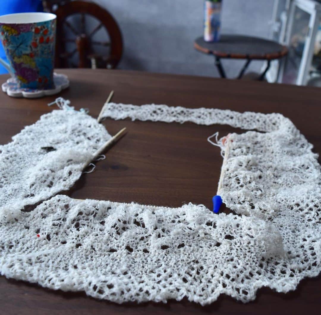 長久保智子さんのインスタグラム写真 - (長久保智子Instagram)「My spinning yarn.  And knitting Shetland lace. The first work. Coming soon. * 原毛から自分で紡いで、洗って、編んでいるシェットランドレース。全部自分でやる。。。やりたかったこと。 まだまだ満足いく美しさではないが（笑） #shetlandlace #shetland #shetlandwool #shetlandsheep #laceknitting #ashfordspinningwheel #shetlandlaceshawl #shetlandlaceknitting」8月6日 23時39分 - satoko.tricot_the