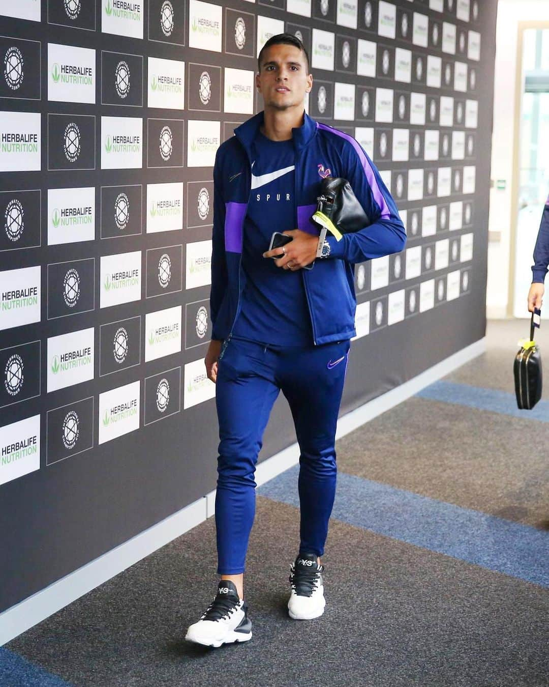 エリク・ラメラさんのインスタグラム写真 - (エリク・ラメラInstagram)「🚶🏽‍♂️⚽️🤙」8月6日 23時44分 - eriklamela