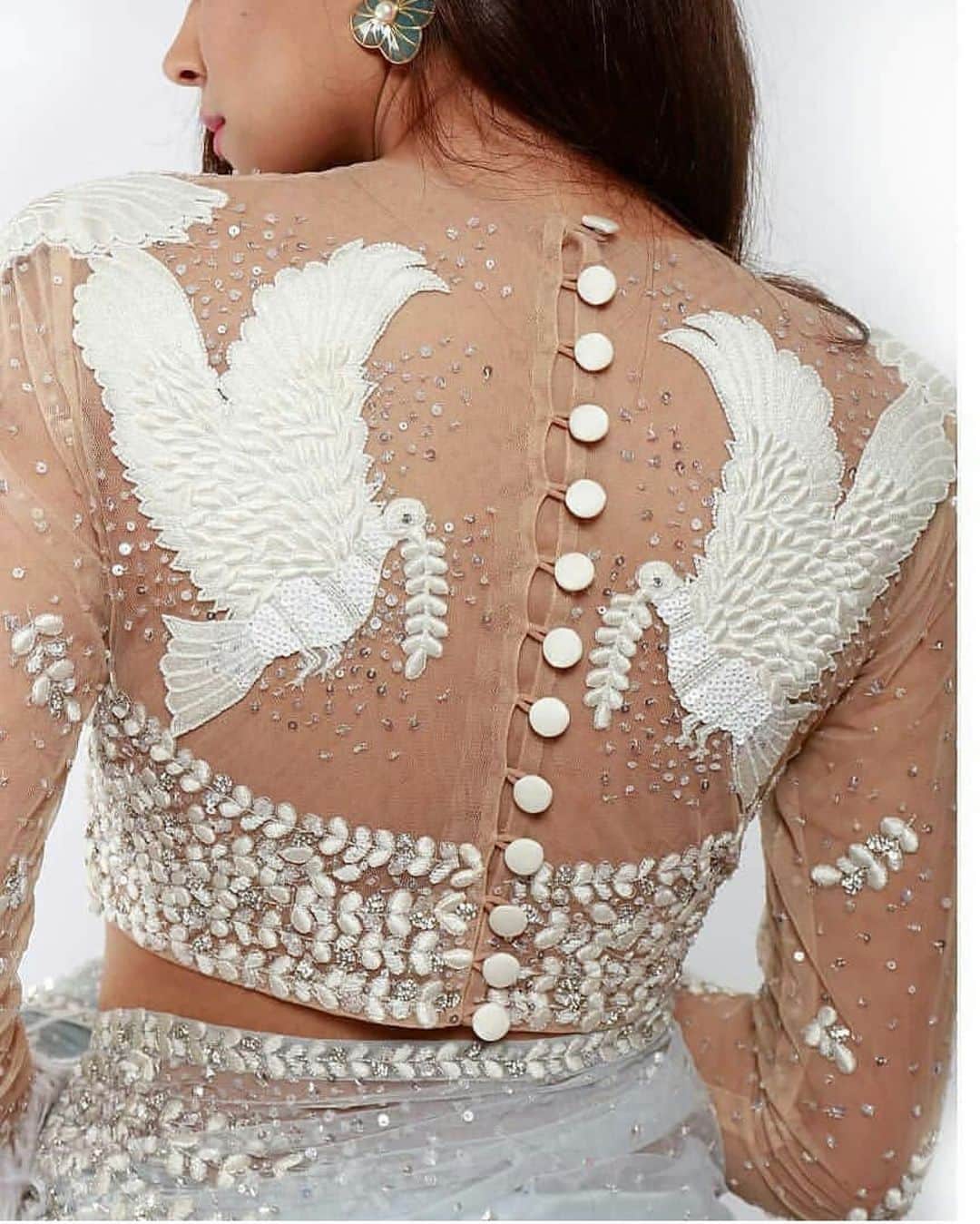 Indianstreetfashionさんのインスタグラム写真 - (IndianstreetfashionInstagram)「The most gorgeous blouse back we have seen in a while 😍😍😍😍😍 just too pretty for words ♥️ #indianstreetfashion @indianstreetfashion #indianwedding  #wedding #weddingsofinstagram #instawedding  #indianwedding #bridesofindia #bridesofinstagram #indianbridaloutfit #weddinglook  #bridallook #bridestyle #weddingtrend #trend #bridaljewelry #jewellery #weddinginspo #weddingplanner #weddingblogger #destinationwedding #bridaljewellery #couture #weddingjewellery #weddingshopping #weddingseason #saree #blouse #stylefile #ootd」8月6日 23時44分 - indianstreetfashion