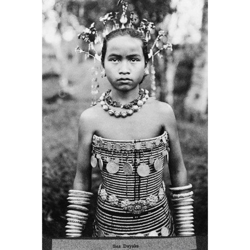 ベックスロックスさんのインスタグラム写真 - (ベックスロックスInstagram)「#IndigenousDayakbeauties ✨ ⠀⠀⠀⠀⠀⠀⠀⠀⠀ Sea Dayak girls from  West Kalimantan, dressed in traditional costume.  Sea Dayak women wear rattan corsets decorated with brass rings and filigree adornments.  The family adds to the corset dress as the girls grow up as well as to show their family’s wealth. . . . . #tbt #roxonajourney #ethnicjewellery #indonesia #indonesiantribes #SeaDayak #iban #kalimantan #research #travelwithapurpose #tribes #traditionaldress #neverstopexploring」8月6日 23時54分 - rcollectivestudio