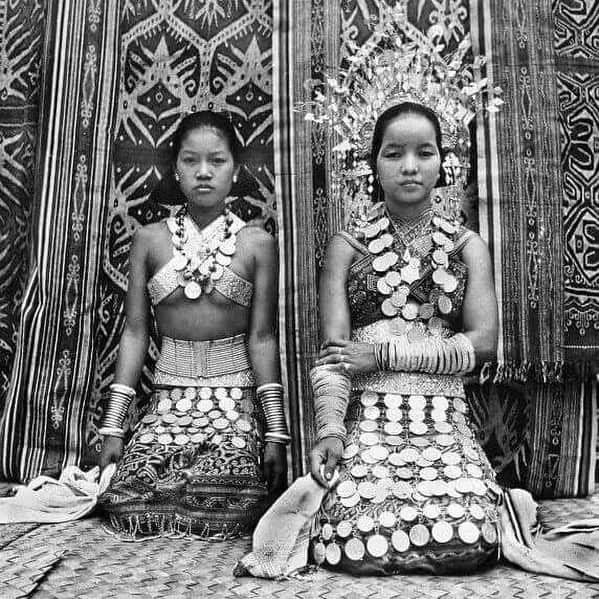 ベックスロックスさんのインスタグラム写真 - (ベックスロックスInstagram)「#IndigenousDayakbeauties ✨ ⠀⠀⠀⠀⠀⠀⠀⠀⠀ Sea Dayak girls from  West Kalimantan, dressed in traditional costume.  Sea Dayak women wear rattan corsets decorated with brass rings and filigree adornments.  The family adds to the corset dress as the girls grow up as well as to show their family’s wealth. . . . . #tbt #roxonajourney #ethnicjewellery #indonesia #indonesiantribes #SeaDayak #iban #kalimantan #research #travelwithapurpose #tribes #traditionaldress #neverstopexploring」8月6日 23時54分 - rcollectivestudio