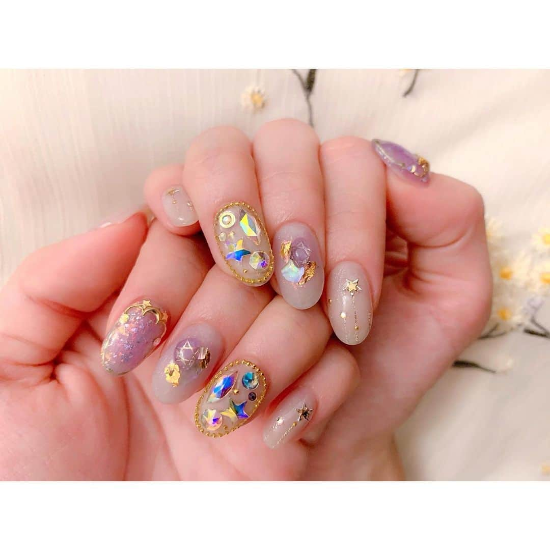 小島みなみさんのインスタグラム写真 - (小島みなみInstagram)「. . new nail ✩︎*॰ キラキラで可愛い☺️足もお揃い♡ . . #ビジューネイル #nails #ネイル」8月6日 23時54分 - kojima_minami_373