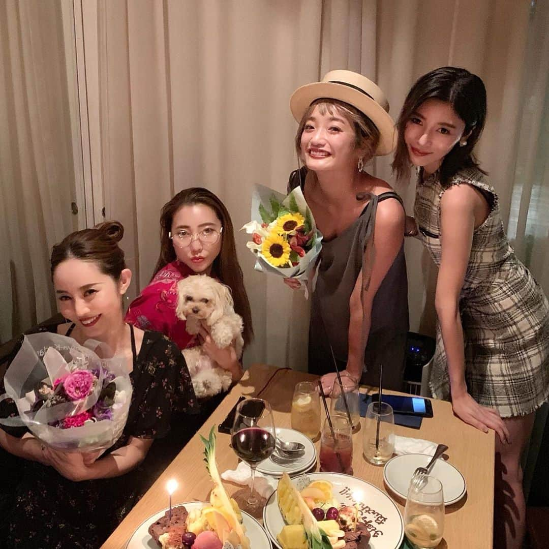 島袋聖南さんのインスタグラム写真 - (島袋聖南Instagram)「お祝い🥂✨ あいちん❤️むらみさん お誕生日おめでとうー！！！😘😘🎂 沖縄旅行楽しみにしてる❤️」8月6日 23時50分 - seina4444