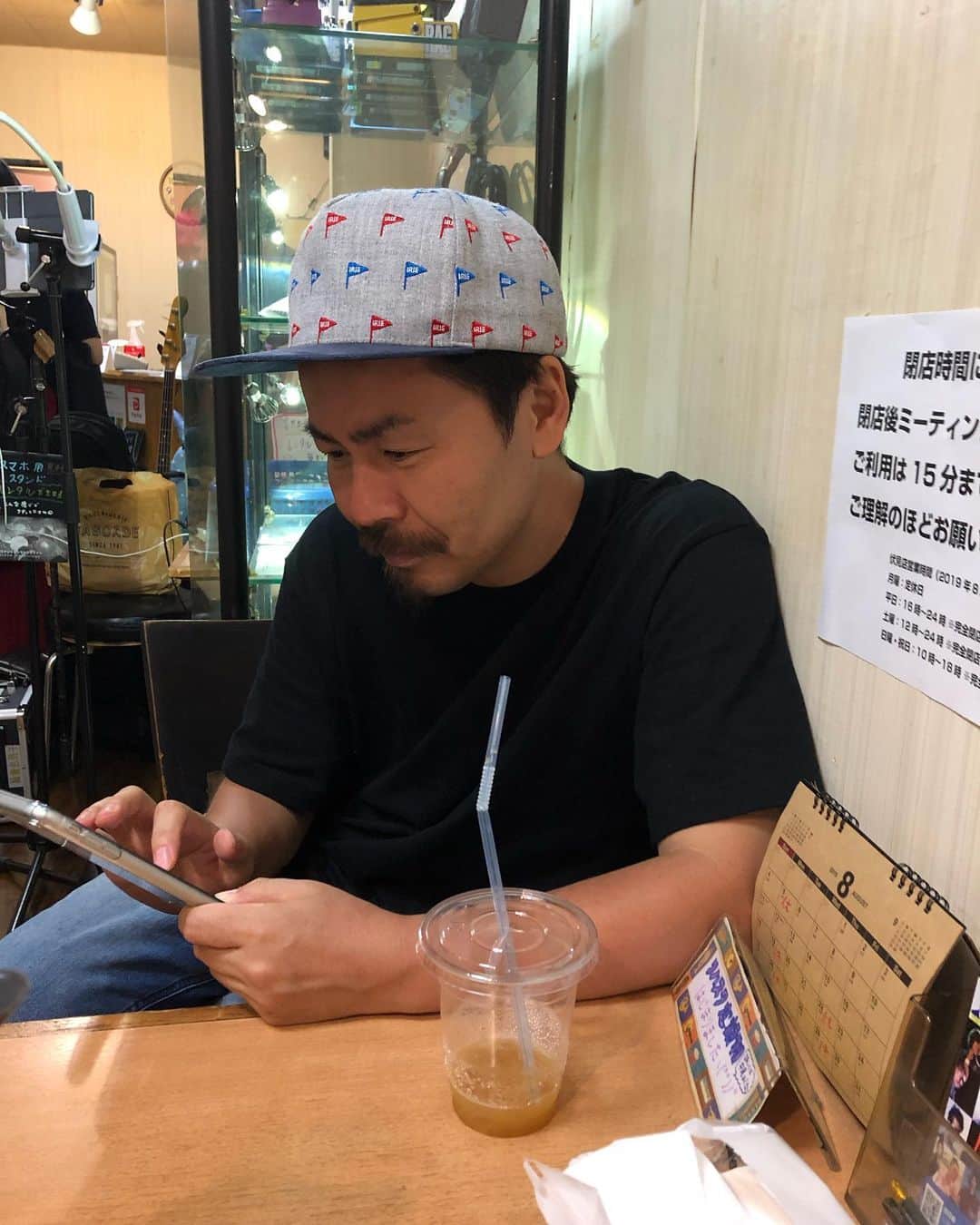 HIROSHIのインスタグラム：「こういちと久々に会ってきた。 うれしかったな。 いつぶりやろ２人だけで飯行くって。 ちょっと恥ずかしかった。 ライブではよくお前を見てるのにな。。。 ブキヨウな俺やけどこれからも宜しく! ❤️ #中岡浩一 #10feet」