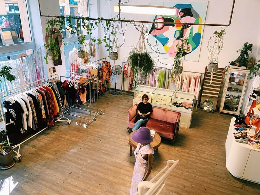 のインスタグラム：「ここは古着と、ローカルデザイナーのブランドの服を両方扱っているお店。洋服、スウィムウェア、下着、アクセサリー、バッグ、陶器などなど、セレクトも幅広い🍒🍒 ドアのすぐ横には、ウォーターサーバーがあって、先月 #littlelifelab のテーマにもしていた #plasticfreejuly （JULYは終わったけれども）の文字が。ここで誰でもマイボトルにお水入れていいのです。 @retrockbudapest  このあいだミャンマーの街でもいたるところで #refillhere のポスターを見かけたし、日本でもカフェや量り売りショップでお水入れてくれるところがある。ウォーターサーバーを置くスペースがなかったりすると難しいけど、飲食店だけじゃなく、洋服屋さんや雑貨屋さん、美容院、いろんなところで水を補給できたらマイボトル持つ機会を増やせるよね✌🏻✌🏻」
