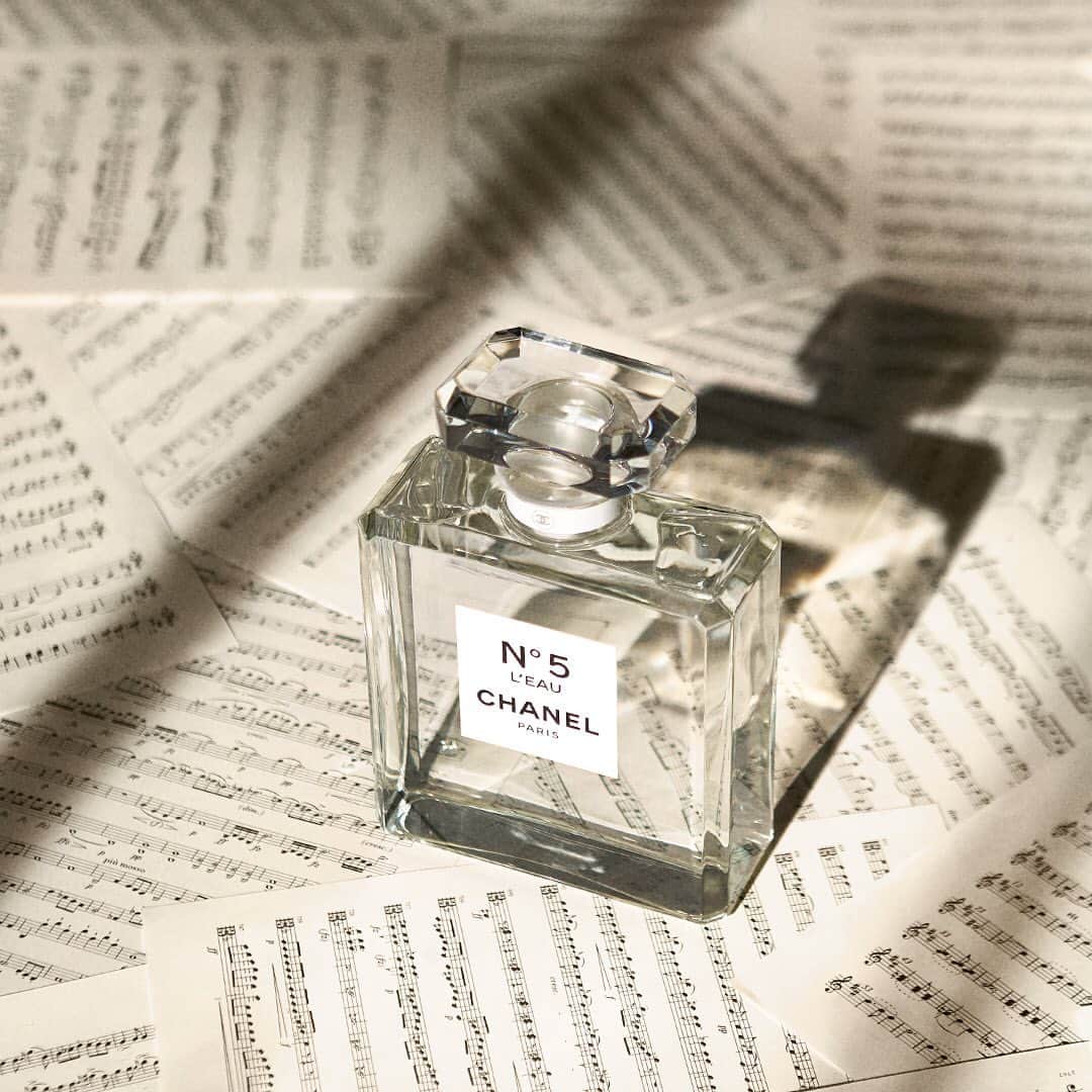 のインスタグラム：「Fragrance and music share the same language. With N°5 L’EAU, Olivier Polge has composed a contemporary variation of the original fragrance without losing any of its character and mystery.  #IAmANose #ChanelParfumeur #ChanelFragrance #OlivierPolge」