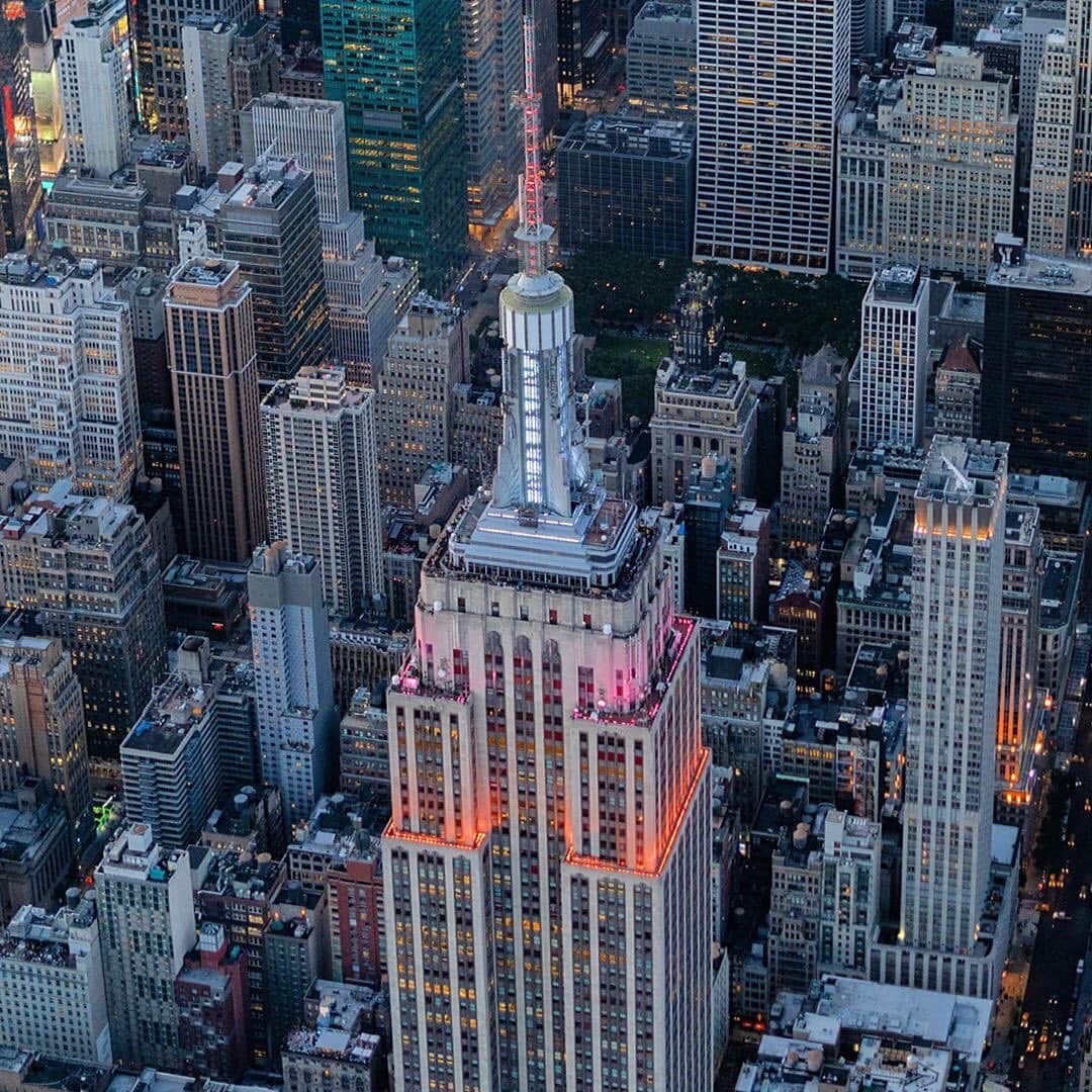 Empire State Buildingさんのインスタグラム写真 - (Empire State BuildingInstagram)「Looking to photograph us from above? 🚁 . @mchlango793 suggests, “Check the building’s calendar lighting schedule & sync it with your calendar,” to capture us in your fav colors! (See schedule on our site) 💻 . Got the perfect pic? Enter our contest & you could win 5k! Link in bio. #EmpireStateBuilding . 📷: @albnual」8月6日 23時59分 - empirestatebldg