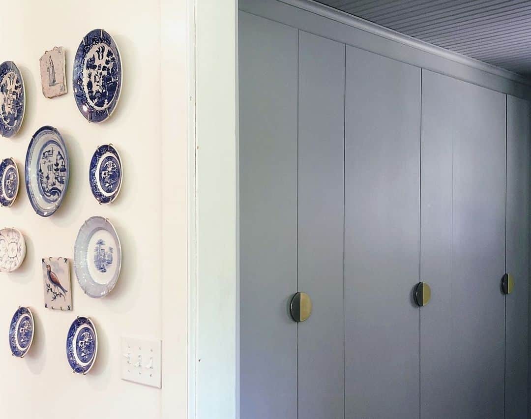 Grace Bonneyさんのインスタグラム写真 - (Grace BonneyInstagram)「I've been channeling my "OMG I'm closing Design*Sponge after 15 years" energy into LOTS of home renovation projects. Today I'm sharing our entryway makeover, inspired by @turshen 's love of closed storage (and my love of her). Where we once had NO closed storage we know have SO MUCH ✨ You can see alll the before and after process in my stories above or check out the link above. All sources and details are in the stories, too 👍🏽 #ikeahack #entryway」8月6日 23時59分 - designsponge